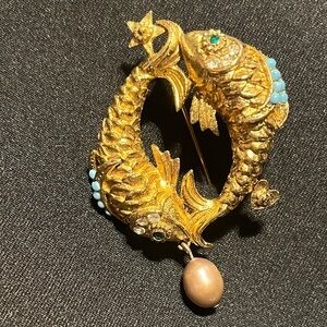 Vintage PISCES - Zodiac Brooch - gold tone with real pearl